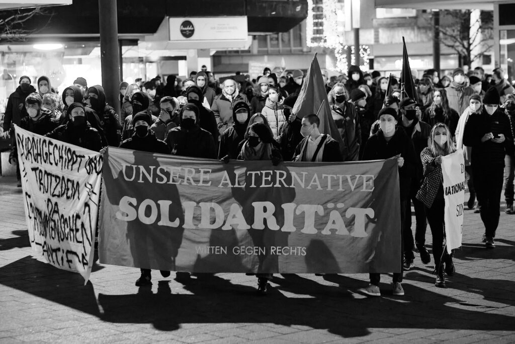 Ein Teil des Demozuges am Berliner Platz in Witten. Frontbanner „Unsere Alternative – Solidarität!“